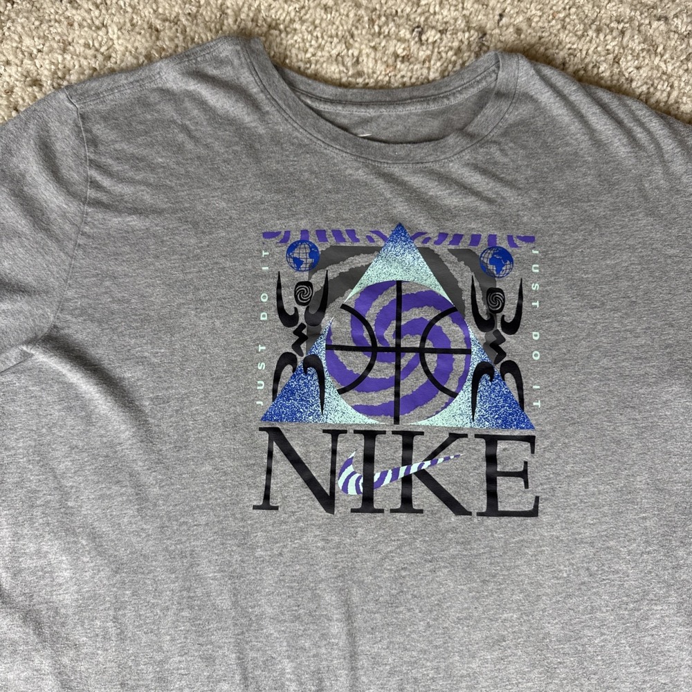 Nike Men's Gray Petroglyphs Swoosh Logo Graphic Print Short Sleeve Tee‎ Size XXL